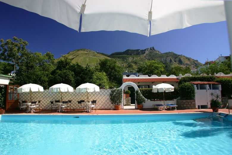 Hotel Lord Byron - mese di Novembre - Hotel Ischia Lord Byron-bordo piscina